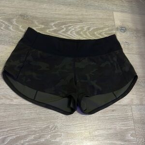 LULULEMON
Green camo
Size: 4 regular